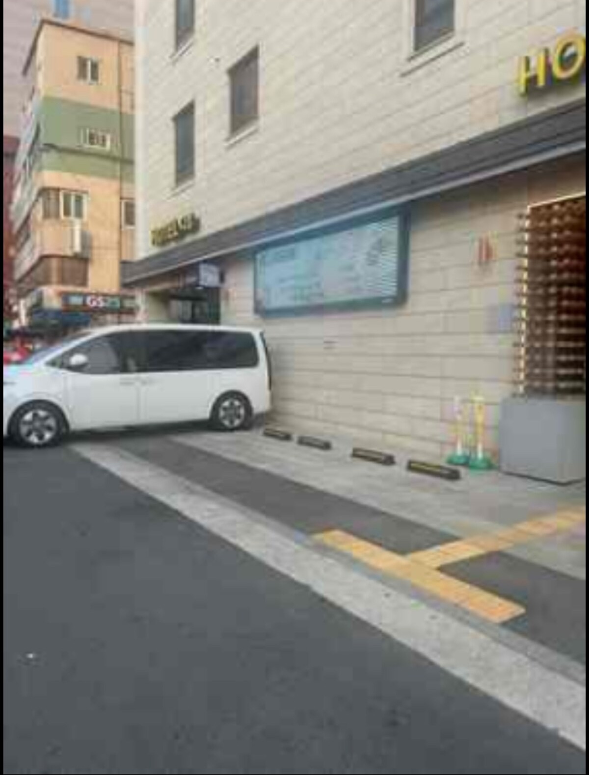 호텔 DM 건물 앞 지상 주차 공간